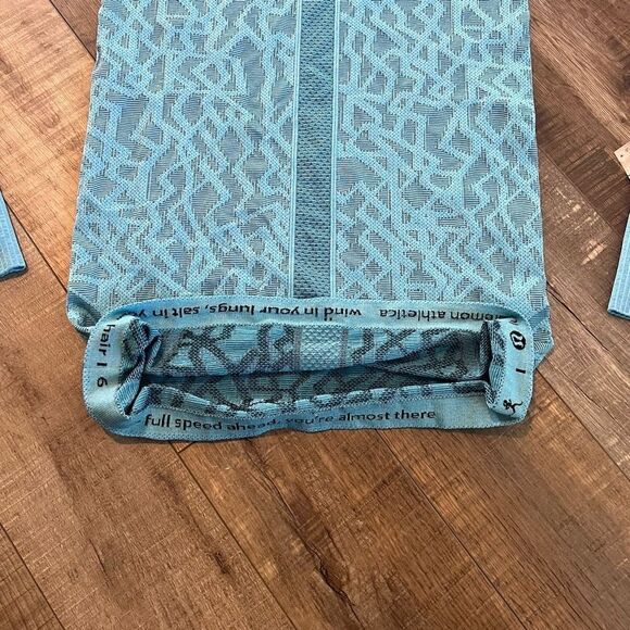 LULULEMON Run Swiftly Tech Long
Sleeve Shirt Seawheeze Blue Print 6 RARE - Picture 5 of 5